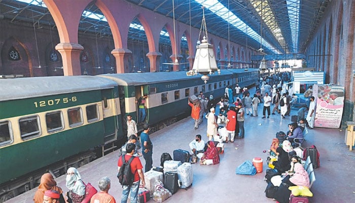 کراچی سے راولپنڈی جانے والی ٹرین کی مسافر خاتون نے سکیورٹی گارڈز پر مبینہ زیادتی کا الزام لگایا تھا:  ریلوے پولیس— فوٹو: فائل