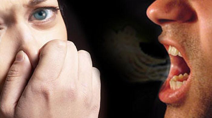منہ کی بو سے کیسے جان چھڑائیں؟ آسان طریقے جان لیں