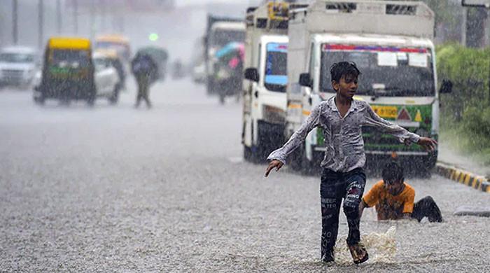 نئی دہلی  میں مون سون کی بارش سے جل تھل، پروازیں منسوخ