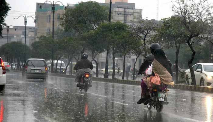 کراچی میں کل شام سےگرد آلود ہوا کے ساتھ تیز بارش کا امکان ہے، یہ بارشیں 5 جولائی تک جاری رہ سکتی ہیں: سردار سرفراز/ فائل فوٹو