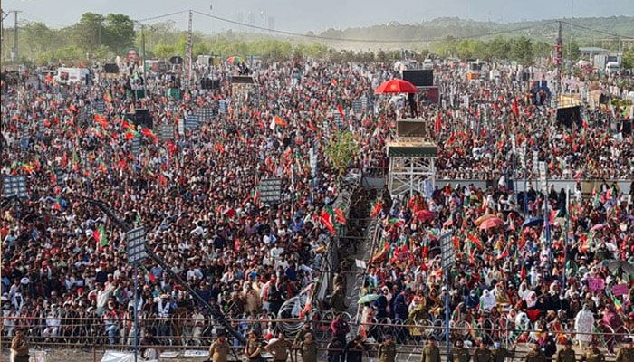 پسٹل سعید نامی شخص سے برآمد ہوا اور مشکوک شخص کو پولیس نے حراست میں لے لیا— فوٹو: فائل