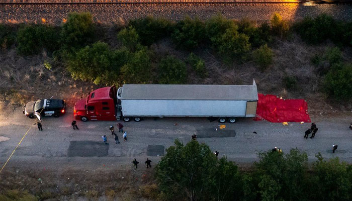 امریکی ریاست ٹیکساس کے شہر سان انتونیو میں ایک لاوارث ٹرک سے لاشیں برآمد ہوئی تھیں — تصویر بشکریہ بی بی سی