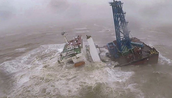 سمندری طوفان سے ڈوبنے والا جہاز / فوٹو بشکریہ ساؤتھ چائنا مارننگ پوسٹ