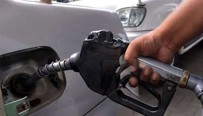 پیٹرول کی قیمتوں میں اضافے کی وجہ سے دبئی اور شارجہ میں ٹیکسی اور بس کے کرائے بھی بڑھ گئے ہیں—فوٹو فائل