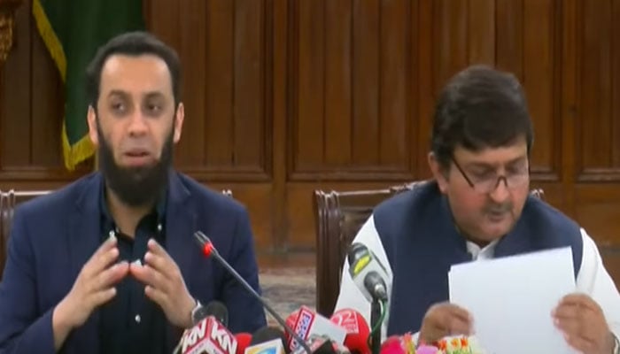 غداری کے سرٹیفکیٹ بانٹنے والی بشریٰ بی بی ماسٹر مائنڈ ہیں، عمران خان کو کیا باجوہ صاحب نے کہا تھا کرپشن کرو؟ بشریٰ، فرح اور احسن جمیل ٹرائیکا کے سربراہ عمران خان ہیں: لیگی رہنماؤں کی پریس کانفرنس— فوٹو: اسکرین شاٹ