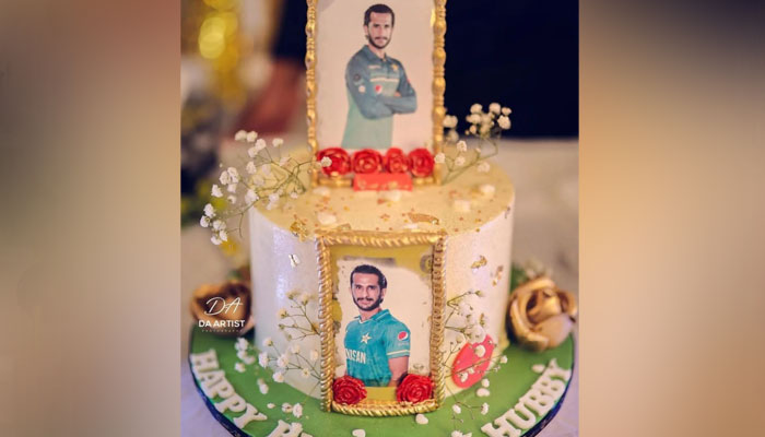 سامعہ آرزو نے سالگرہ کے لیے حسن علی کی تصاویر والا خصوصی کیک تیار کروایا۔—فوٹو: سامعہ انسٹاگرام