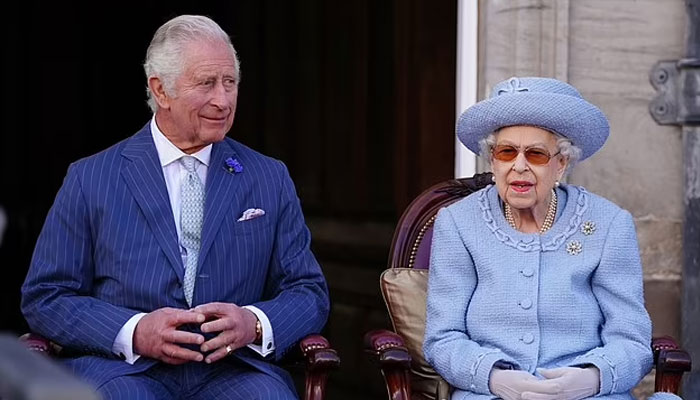 ملکہ برطانیہ سے واپس لی گئی 6 ذمہ داریوں میں سے 5 اہم ذمہ داریاں اب پرنس آف ویلز پرنس چارلس کے حوالے کی جائیں گی — فوٹو: فائل