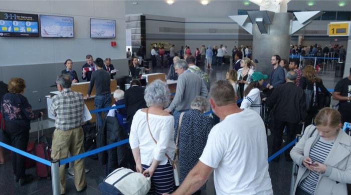 امریکی ائیرپورٹس پر مسافروں کا رش، عملےکی کمی کے باعث 600 سے زائد پروازیں منسوخ 