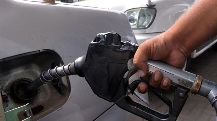 تیل کی عالمی قیمتوں میں اضافےکے بعد امارات میں پیٹرول کی قیمتوں میں کتنا اضافہ ہوا؟