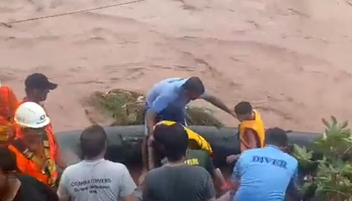 بچوں کو نیوی، پولیس اور ضلعی انتظامیہ کی کاوشوں سے نکال لیا گیا، مدد کو جانےوالا ڈھوک نرالہ کا رہائشی سیلابی ریلے کا شکار ہو گیا جس کی تلاش جاری ہے— فوٹو: اسکرین گریب