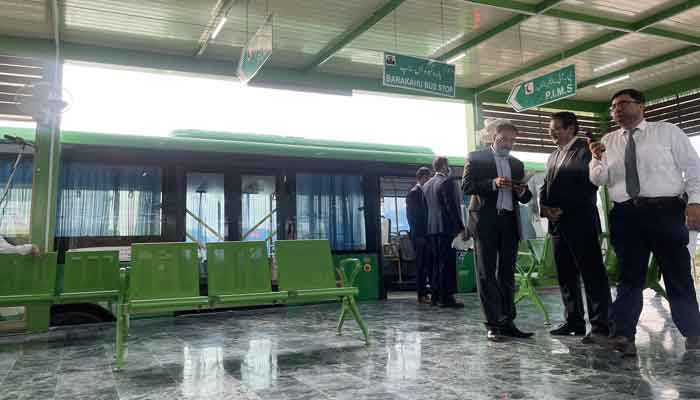 میٹرو بس سروس میں عوام ایک ماہ تک مفت سفر کریں گے، وزیراعظم کا اعلان