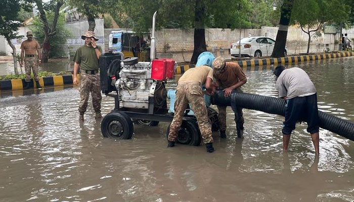 کراچی کے تین مقامات پر پاک فوج کے جوان نکاسی آب میں مصروف ہیں— فوٹو: جیو نیوز