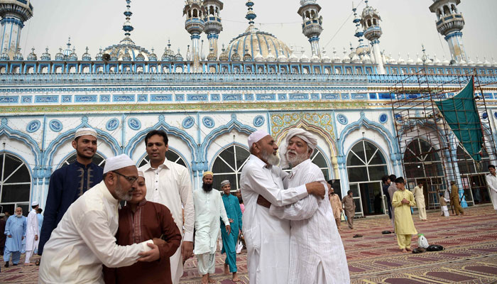 مسلمان نماز عید کے بعد سنت ابراہیمی پر عمل کرتے ہوئے اللہ کے حضور جانوروں کی قربانی پیش کریں گے— فوٹو: فائل