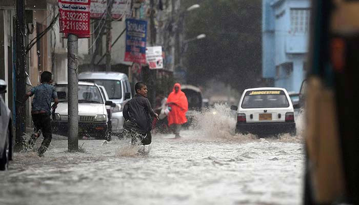 پولیس کا کہنا ہے کہ بارش کے دوران کرنٹ لگنے سے 15اور دیگر واقعات میں بچوں سمیت 9 افراد جاں بحق ہوئے— فوٹو:فائل