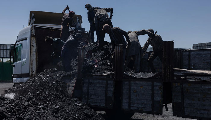 گزشتہ دنوں وزیراعظم شہباز شریف کے اعلان کے بعد طالبان حکومت نے کوئلے کی قیمت 90 ڈالرز فی ٹن سے بڑھا کر 200 ڈالرز فی ٹن کردی تھی— فوٹو: فائل