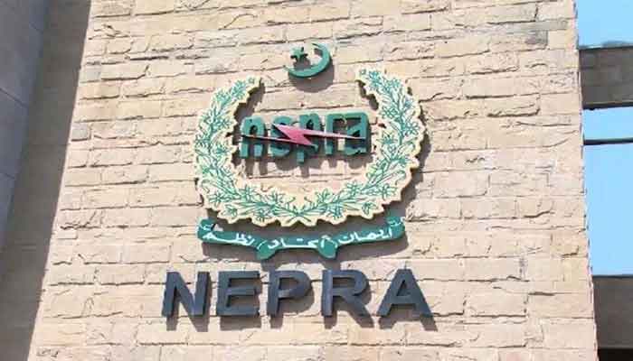 روپے کی قدر میں کمی سہ ماہی ایڈجسٹمنٹ سے مزید مہنگی بجلی کا باعث بن سکتی ہے: نیپرا حکام۔ فوٹو فائل