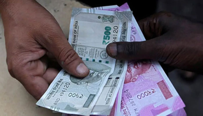 بھارتی روپیہ تاریخ کی کم ترین سطح پر آگیا اور ڈالر کے مقابلے میں بھارتی روپے کی قدر میں 7 فیصد کمی ہوئی— فوٹو: فائل