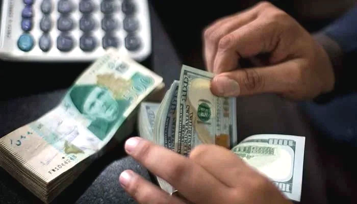 جمعرات کے روز کاروبار کے دوران ڈالر کی قدر میں اتار چڑھاؤ جاری رہا اور ڈالر 226.81 روپے پر بند ہوا/ فائل فوٹو