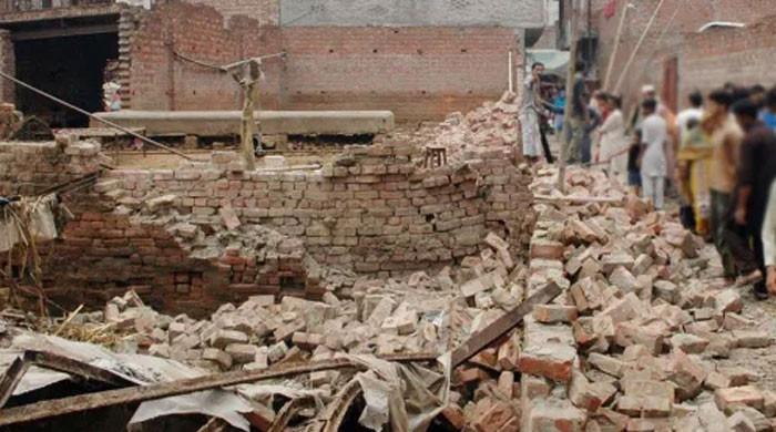 لاہور: پلاٹ کی دیوار گر نے سے خاتون اور ایک بچہ ملبے تلے دب کر جاں بحق