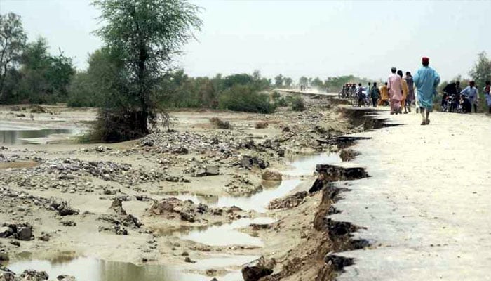 خضدار میں کوشک پل پر دو طرفہ ٹریفک کو حفاظتی طور پر روک دیا گیا ہے جب کہ فیروز آباد اور ملحقہ علاقوں سے پانی کے بہاؤ میں اضافہ ہوا ہے/ فائل فوٹو