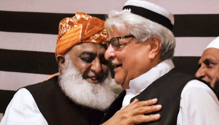 افتخار مہمند نے جے یو آئی میں شمولیت کا اعلان مولانا فضل الرحمان کے ہمراہ پریس کانفرس میں کیا— فوٹو: فائل