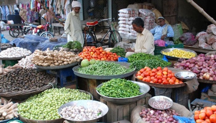 کراچی کی مارکیٹوں میں ان دنوں پیاز کی قیمت 120 روپے کلو ہے اور دھنیے کی گٹھی 40 روپے کی ہوگئی ہے/ فائل فوٹو