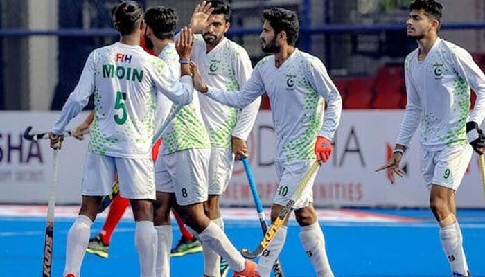 پاکستان نے پُول اے میں ایک پوائنٹ حاصل کرکے تیسری پوزیشن حاصل کرلی، قومی ٹیم کل نیوزی لینڈ کے خلاف میدان میں اترے گی— فوٹو: سوشل میڈیا