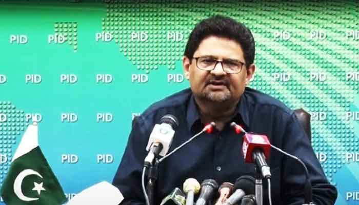 خان صاحب پوچھتے ہیں ذمہ دار کون ہے، خان صاحب، ہر شعبے کی تنزلی کے ذمہ دار آپ ہیں: وزیر خزانہ مفتاح اسماعیل۔ فوٹو فائل