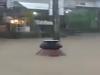بارش کے پانی میں بریانی کی دیگ کی تیرتی ویڈیو وائرل