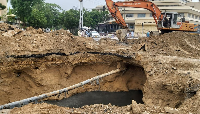 مرمتی کام کی وجہ سے شہر کے اس مرکزی مقام پر پانچ مرکزی شاہراہ سے ٹریفک کی آمدورفت معطل ہے— فوٹو: جیو نیوز