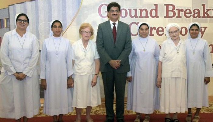 وزیراعلیٰ سندھ کے دائیں جانب سسٹرمیری جبکہ بائیں جانب 3 خواتین کے درمیان میں موجود سسٹر برکمین