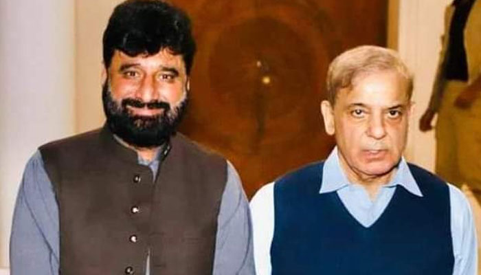 پی ٹی آئی کی جانب سے سردار ہاشم ڈوگر کو وزیر داخلہ پنجاب اور جیل خانہ جات مقرر کیے جانے کے بعد وزیراعظم نے عبدالغفار ڈوگر کو معاون خصوصی مقرر کر دیا ہے— فوٹو: فائل