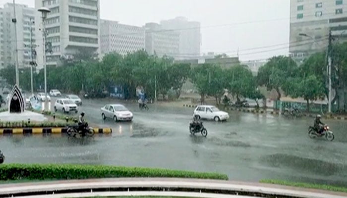 کراچی میں آج اور کل بارش کا امکان ہے جب کہ آج دوپہر کے بعد چند مقامات پر تیز بارش ہوسکتی ہے: موسمیاتی تجزیہ کار ۔فائل فوٹو