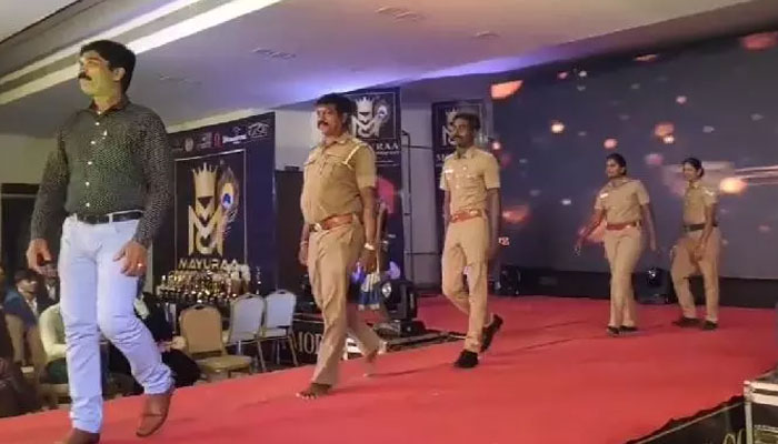 بھارتی پولیس افسران کی وائرل ویڈیو میں 5 پولیس افسران کو پولیس افسر کے کردار پر فلمائے گئے ایک گانے پر ریمپ پر واک کرتے ہوئے دیکھا جاسکتا ہے — فوٹو: سوشل میڈیا