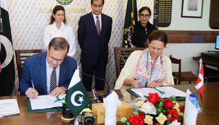 وزارت اقتصادی امور کا کہنا ہے کہ پاکستان اور ڈنمارک کے درمیان بین الحکومتی فریم ورک معاہدے پر دستخط ہوگئے ہیں— فوٹو: پی آئی ڈی