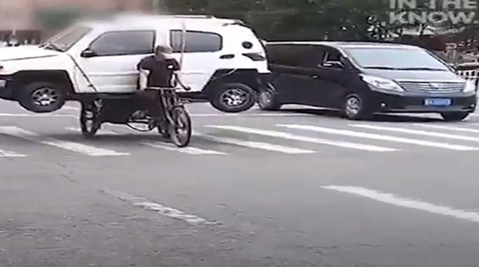 ویڈیو: چینی شہری سائیکل رکشہ پر گاڑی رکھ کر چلتا بنا