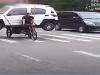 ویڈیو: چینی شہری سائیکل رکشہ پر گاڑی رکھ کر چلتا بنا