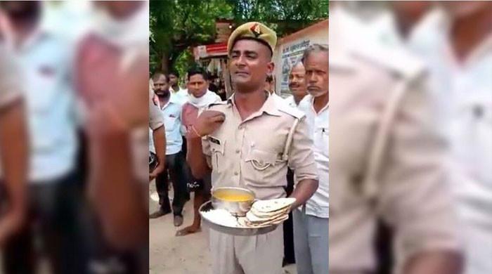بھارتی پولیس اہلکار غیر معیاری کھانے  پر دہائیاں دیتے رو پڑا