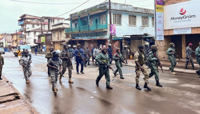 مہنگائی کی ستائی عوام اپنے مطالبات کی منظوری کے لیے سڑکوں پر نکلے تو حکومت کی جانب سے کرفیو نافذ کردیا گیا—فوٹو:رائٹرز