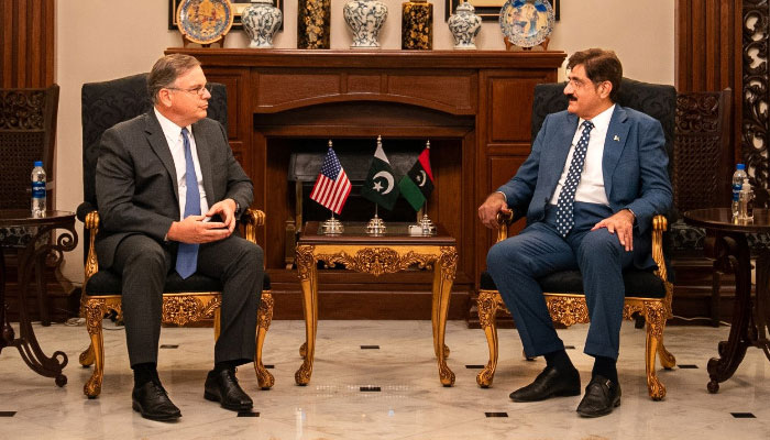 کراچی میں تعینات امریکی سفیر ڈونلڈ بلوم نے وزیراعلیٰ سندھ مراد علی شاہ سے ملاقات کی اور کہا کہ امریکی عوام اس مشکل وقت میں پاکستانی عوام کے ساتھ کھڑے ہیں— فوٹو: امریکی قونصلیٹ