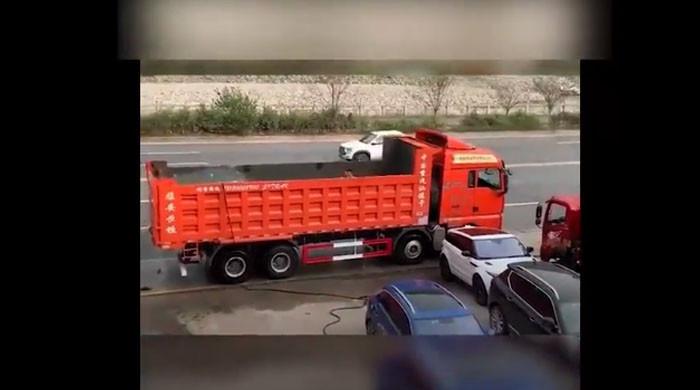 ویڈیو: چین میں کارگو ٹرک سوئمنگ پول میں تبدیل