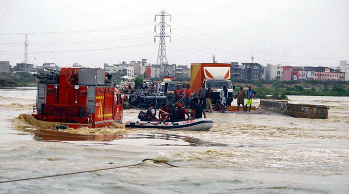 بارش کے بعد کراچی کا کورنگی کاز وے پھر ڈوب گیا 