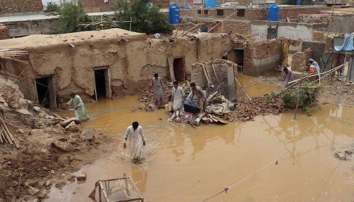سیلاب سے تباہ حال بلوچستان پھر مشکلات میں مبتلا ہو گیا ہے، کوہلو میں طوفانی بارش کےباعث سیلابی صورتحال کے باعث کئی کچے مکانات گرگئے/ فوٹو: فائل