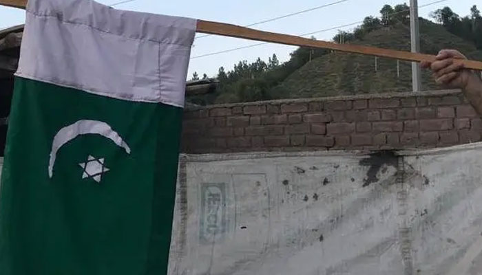 سری نگر میں پاکستان کے یوم آزادی پرپٹاخے پھوڑے اور سبز اور سفید رنگ کے غبارے ہوا میں چھوڑے گئے: کشمیر میڈیا سروس— فوٹو: کے ایم ایس