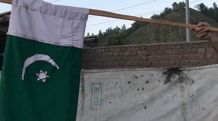 مقبوضہ کشمیر میں بھارتی فورسز کی سخت نگرانی کے باوجود پاکستانی پرچم لہرا دیے گئے