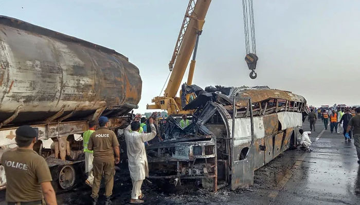 جلتی ہوئی گاڑیوں سے بیشتر مسافروں کو زندہ نکالا گیا اور انہیں فوری طور پر قریبی اسپتالوں میں منتقل کیا گیا: ترجمان موٹروے/ فوٹو اے ایف پی