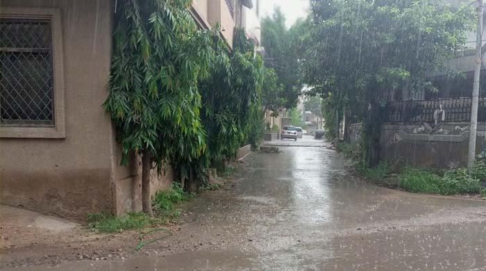 کراچی میں کہیں تیز اور کہیں ہلکی بارش شروع