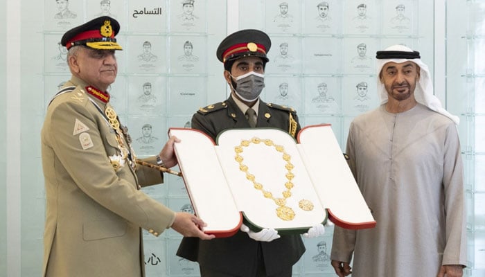 متحدہ عرب امارات کے صدر شیخ محمد بن زاید النہیان نے آرمی چیف جنرل قمر جاوید باجوہ کو آرڈر آف دی یونین ایوارڈ پیش کیا۔—فوٹو:ٹوئٹر