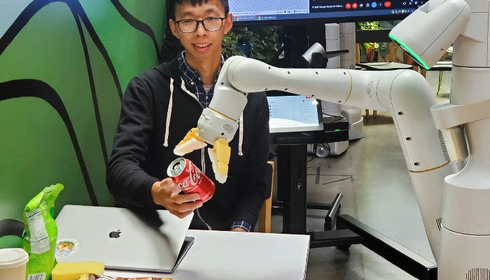 گوگل کار تیار کردہ روبوٹ سافٹ ڈرنک دے رہا ہے / رائٹرز فوٹو