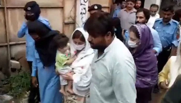اگر تحریک طالبان کو ایمنسٹی دی جاسکتی ہے تو اس بچی کو کیوں نہیں؟ رکن سینیٹ قائمہ کمیٹی برائے انسانی حقوق مشاہد حسین سید— فوٹو: فائل